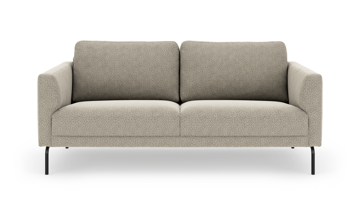 Beigefarvet moderne 3‑personers sofa med to ryghynder og slanke sorte ben, frilagt mod hvid baggrund.