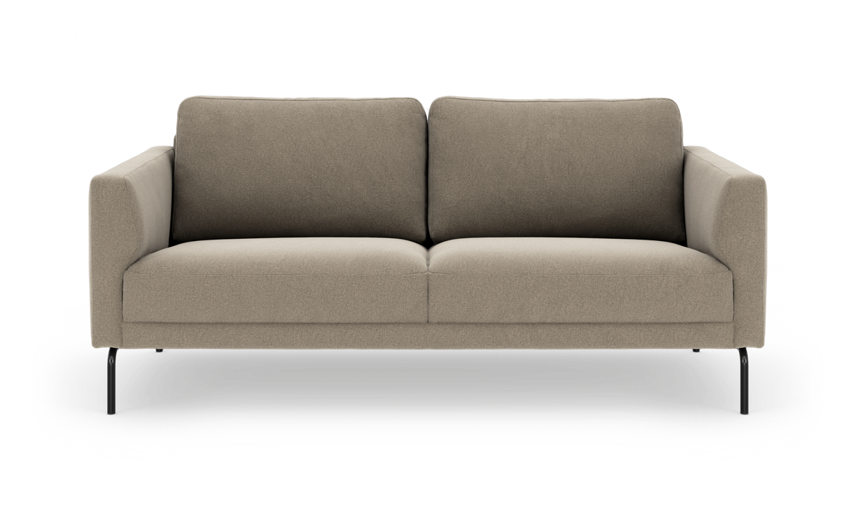 Beige sofa med to sæde- og ryghynder og slanke sorte ben, set lige forfra.