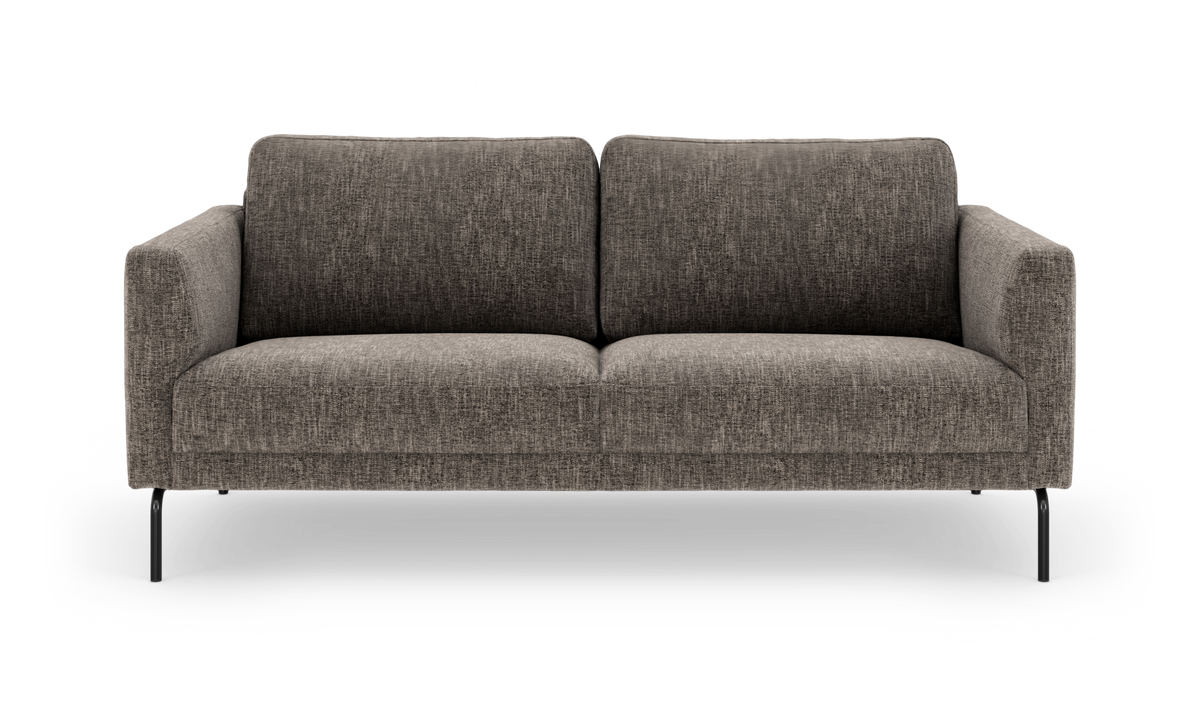 Brungrå 2-personers sofas i stof med slanke sorte ben, set direkte forfra.