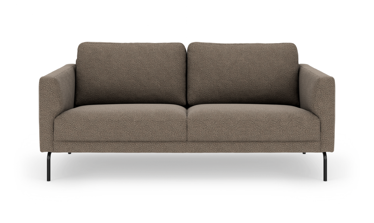 Brun 3-personers sofa med bløde former og sorte metalben, frilagt frontvisning.