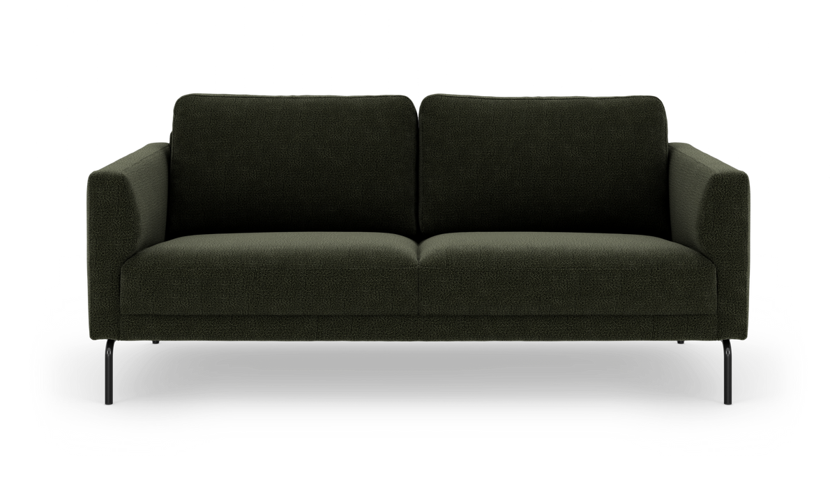 Mørkegrøn 3-personers stofsofa med sorte ben, fritlagt mod hvid baggrund, set direkte forfra.