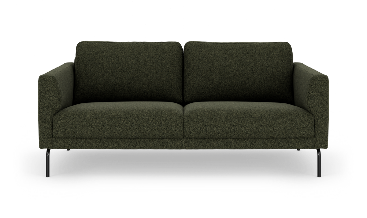 Mørkegrøn sofa med to sæde- og ryghynder og sorte metalben, frilagt på hvid baggrund.
