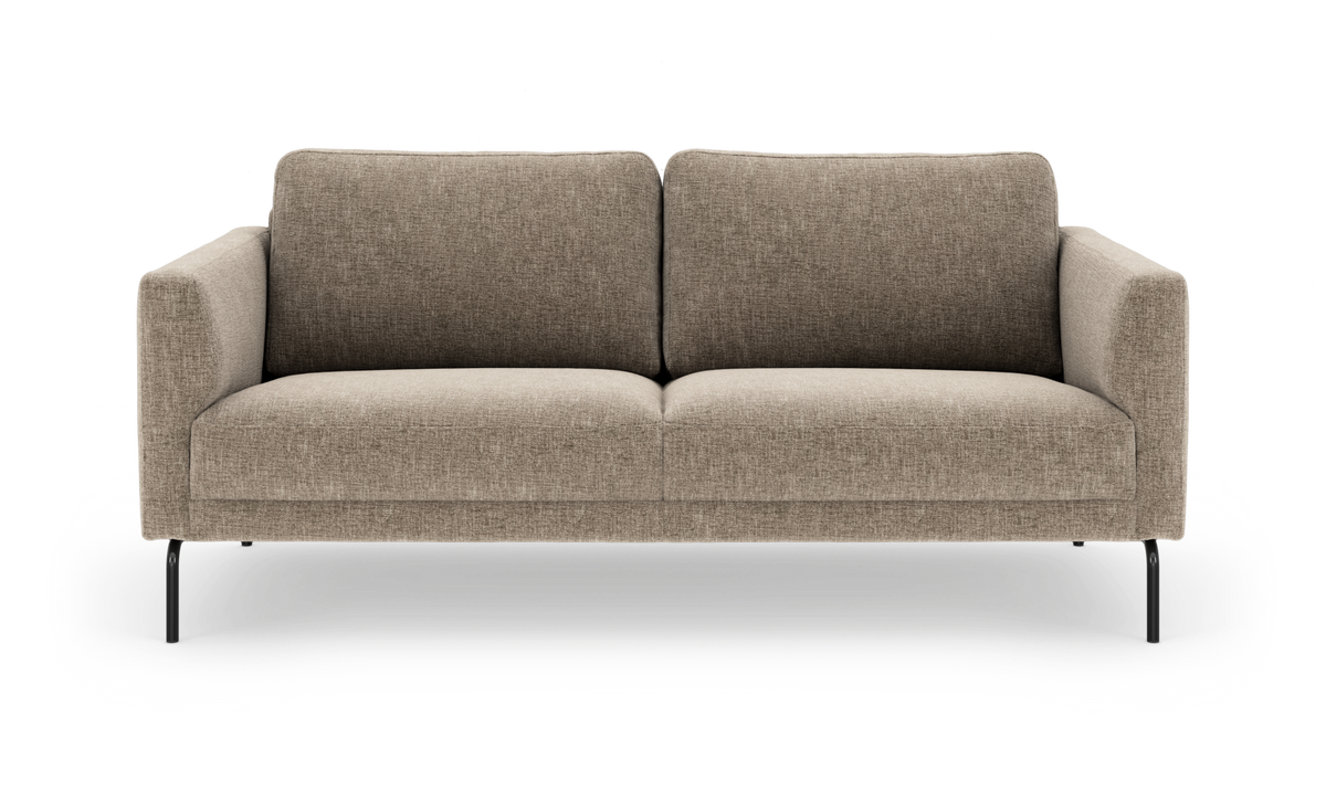 Beigefarvet to-personers stofsofa med lige armlæn og slanke sorte metalben, frontvisning frilagt mod hvid baggrund.