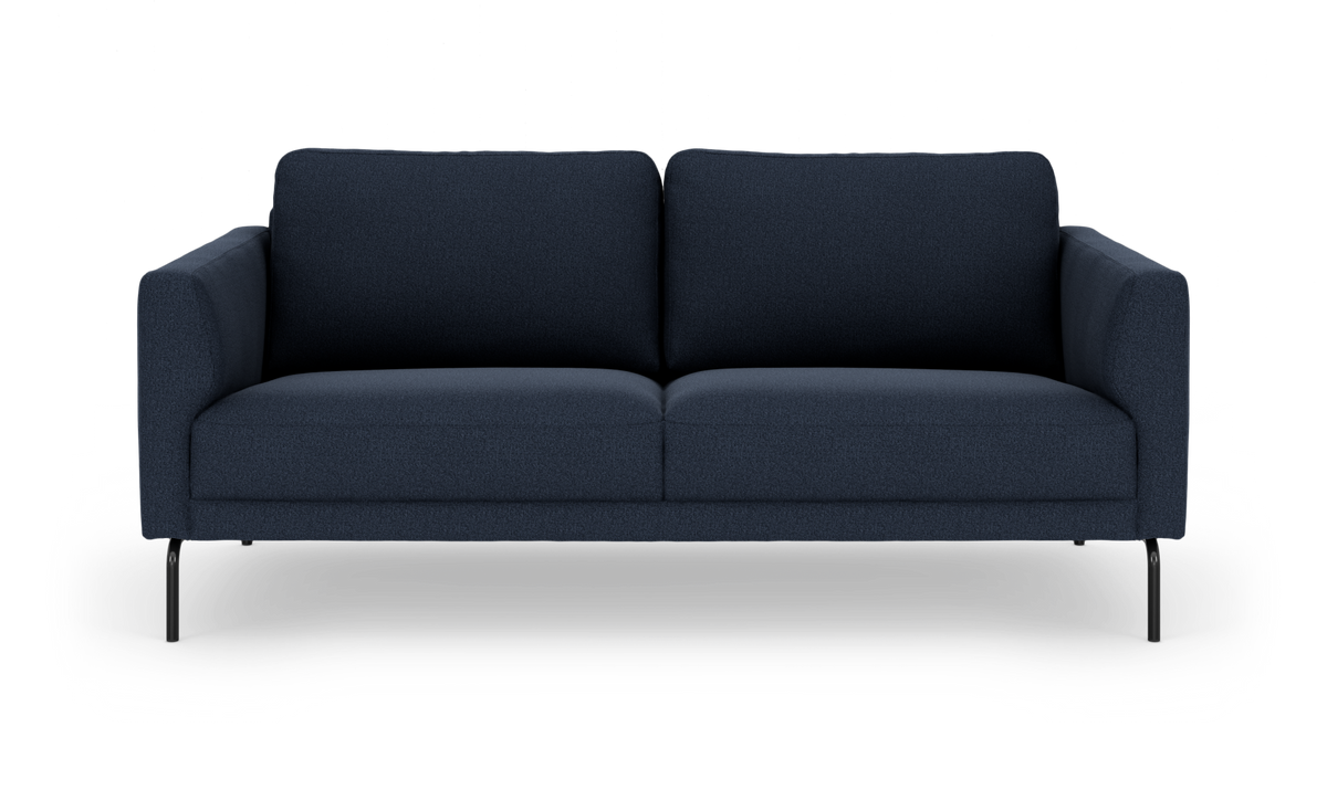 Mørkeblå sofa med to sædehynder og slanke sorte ben, set forfra på hvid baggrund.