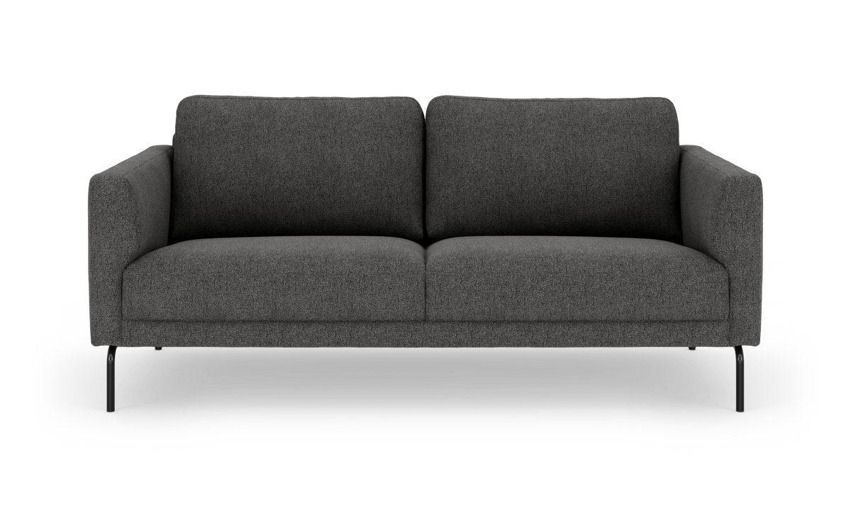 Mørkegrå, moderne 3-personers sofa med slanke sorte ben, set forfra.