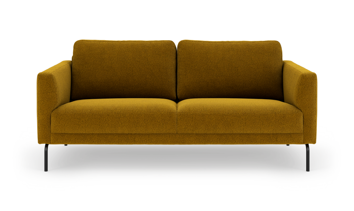 Mustardfarvet 3-personers sofa med slanke sorte ben, set forfra, frilagt på hvid baggrund.