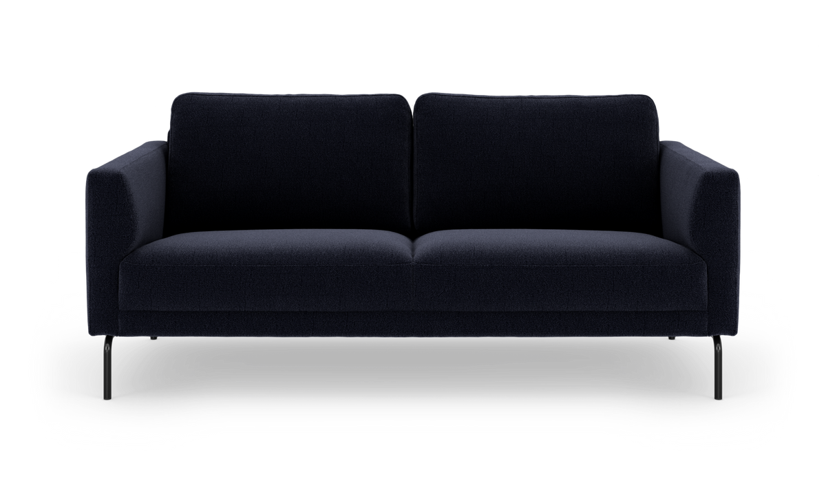 Mørkeblå sofa i moderne design med slanke sorte ben, frontvisning på hvid baggrund.
