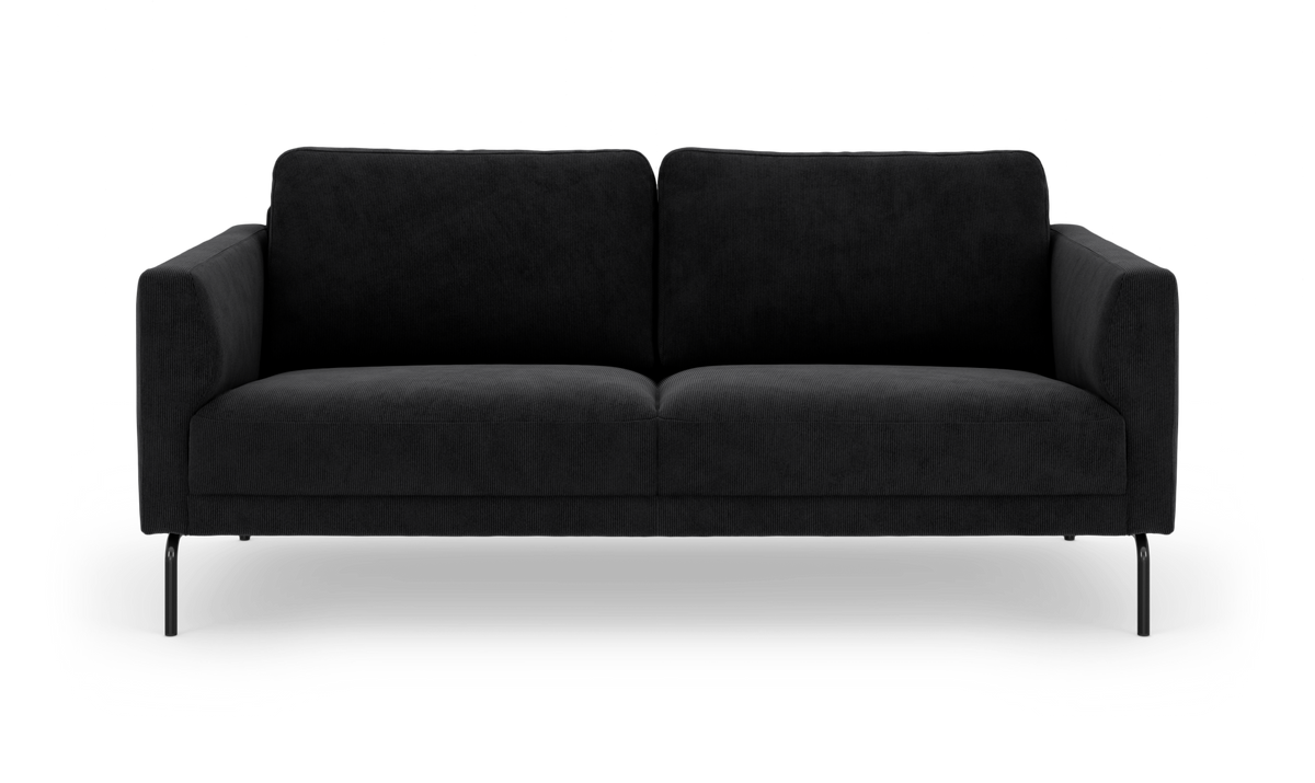 Sort 3-personers sofa med slanke metalben, frilagt på hvid baggrund.