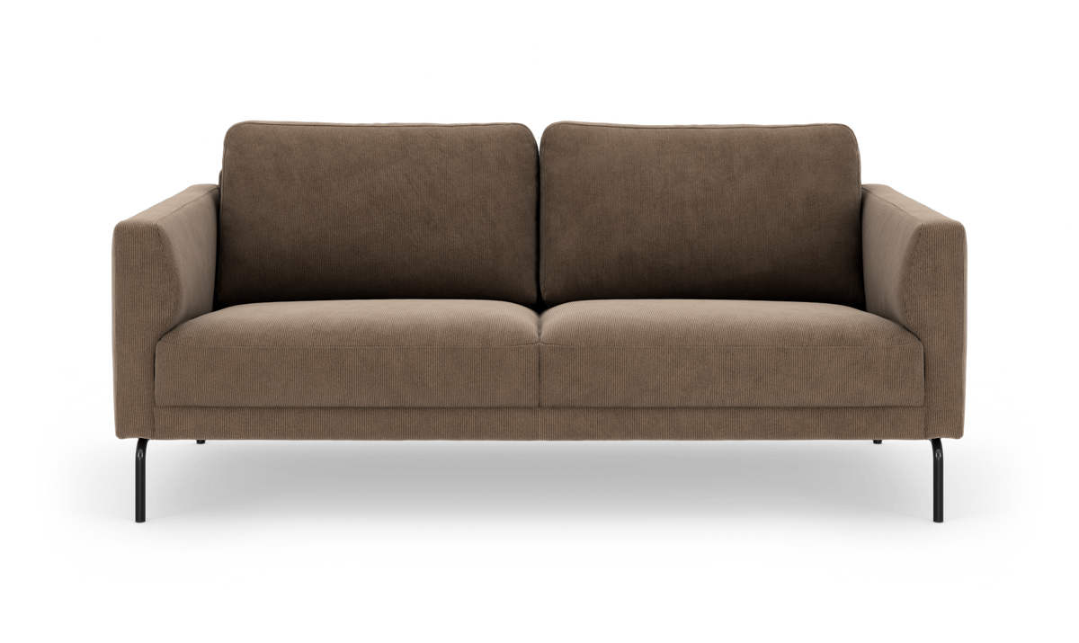 Brun sofa med to sædehynder og slanke sorte ben, frontvisning på hvid baggrund.