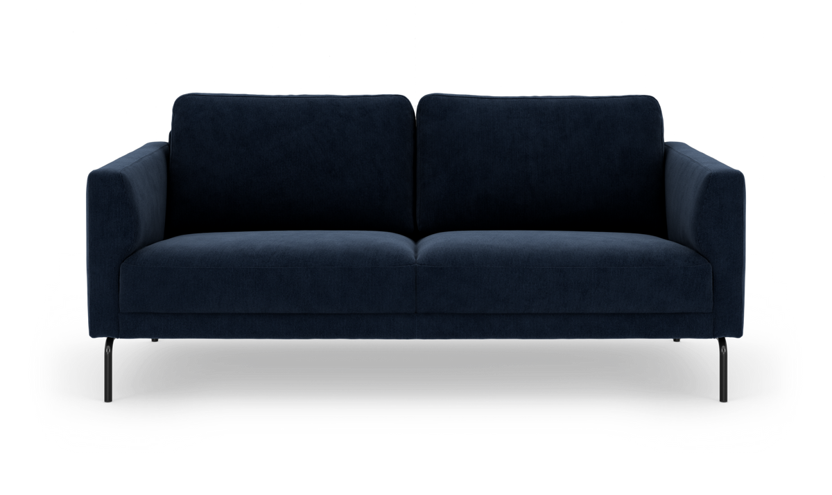 Mørkeblå 3-personers sofa på hvid baggrund med lige armlæn og slanke ben i sort metal.