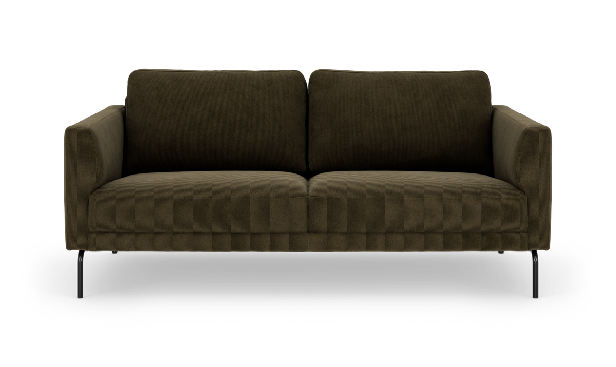 Mørkegrøn 3-personers sofa i moderne, minimalistisk design med slanke sorte ben, set forfra.