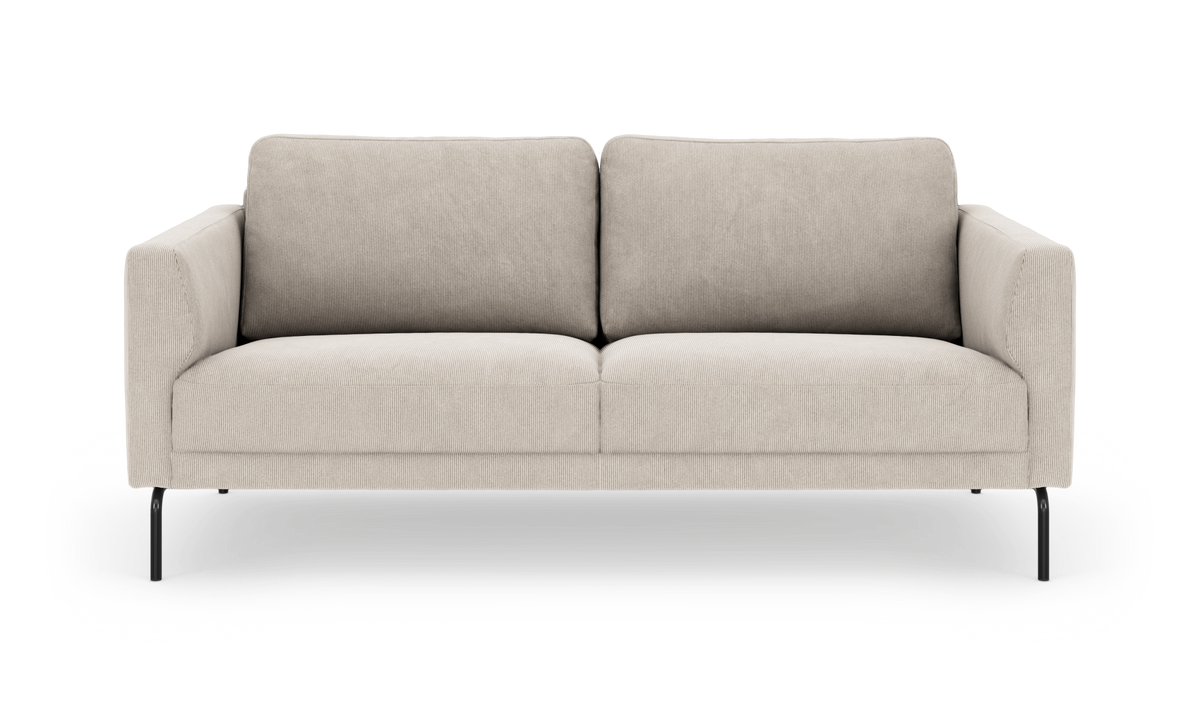 Beige 2-personers sofa med lige armlæn og sorte metalben, frontview på hvid baggrund.