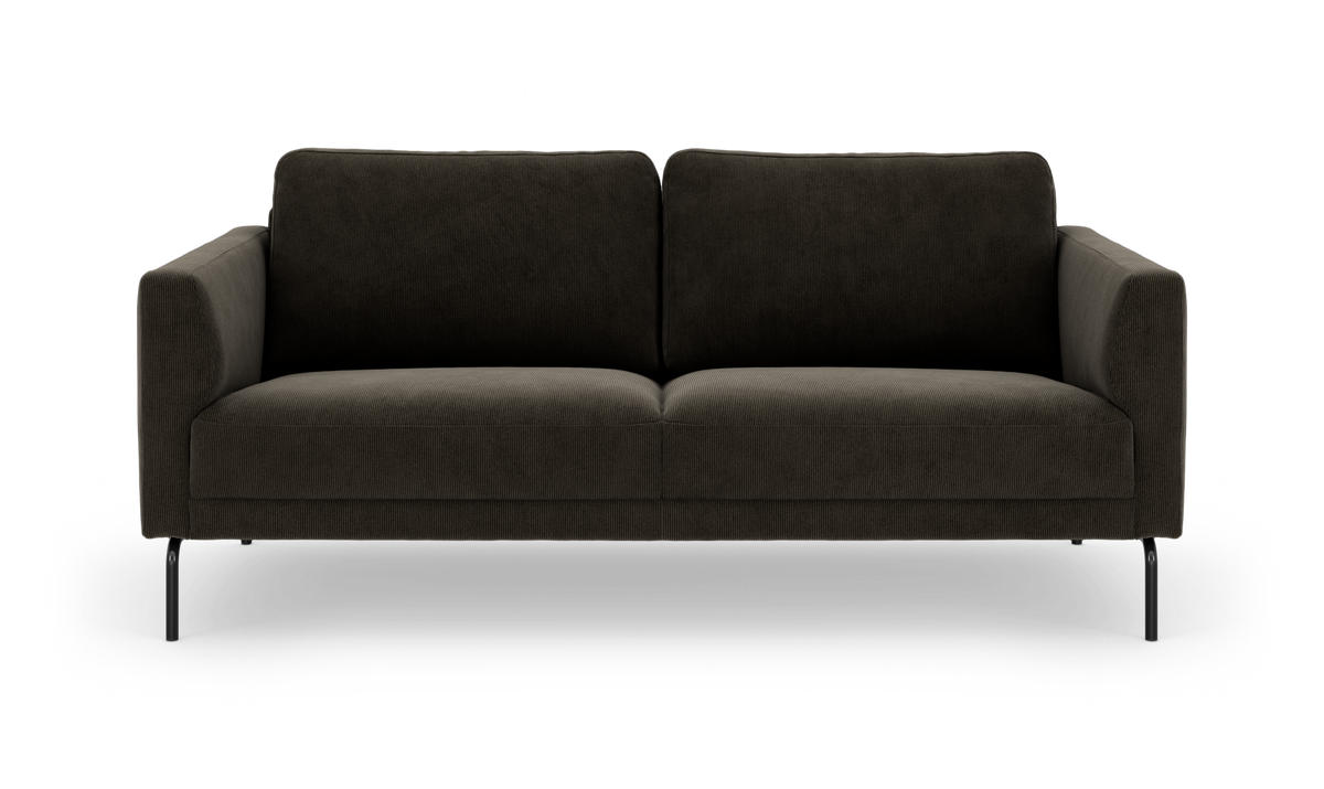 Mørkebrun stofsofa med to sæde- og ryghynder og slanke sorte metalben, frontvisning på hvid baggrund.