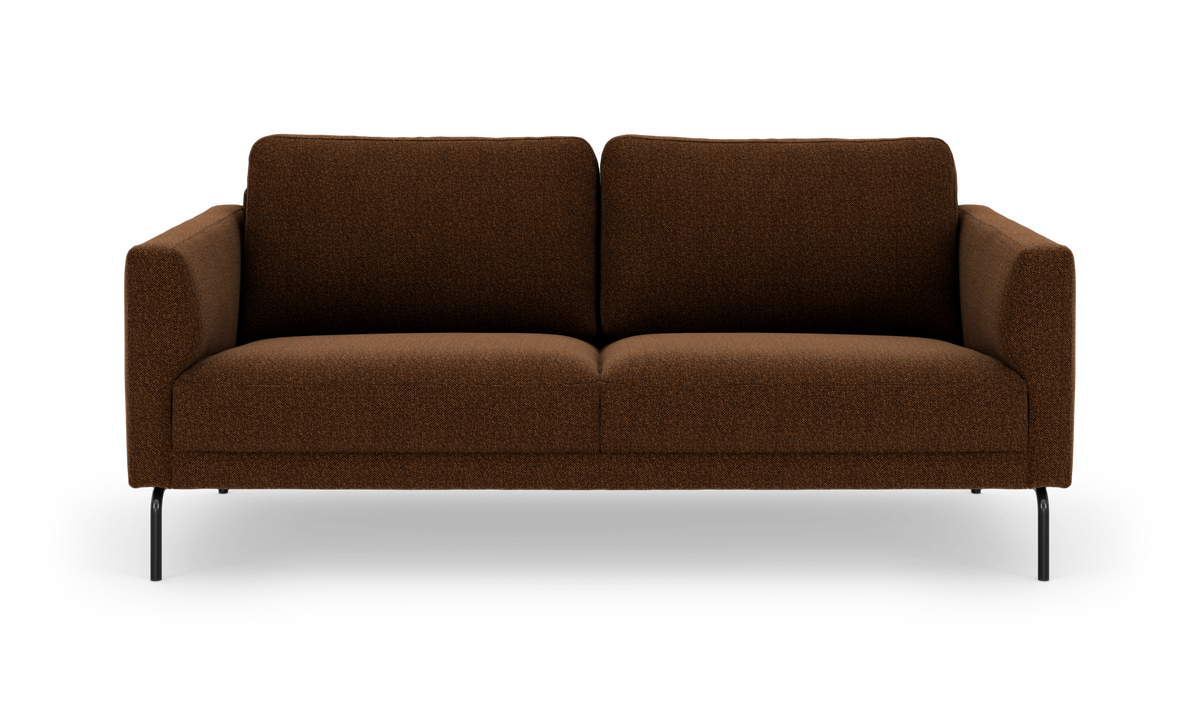 Moderne brun stofsofa med slanke sorte ben, fritlagt på hvid baggrund.