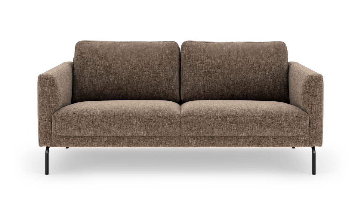 Brun 2-personers sofa i stof med slanke sorte ben, fotograferet lige forfra på hvid baggrund.