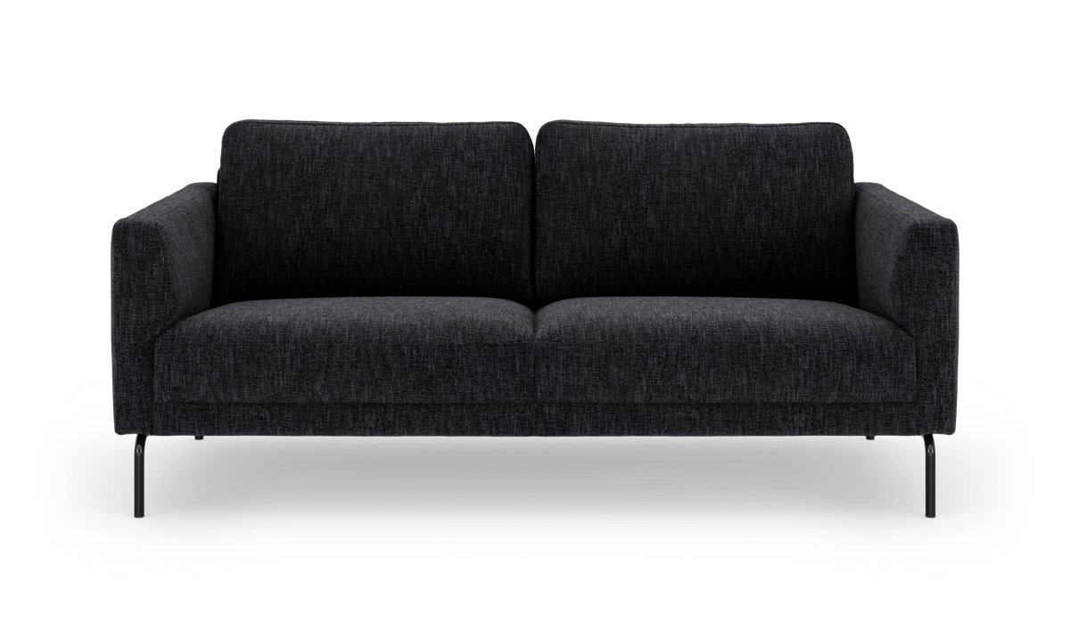 Mørkegrå stofsofa med slanke sorte metalben, frontvisning på hvid baggrund.