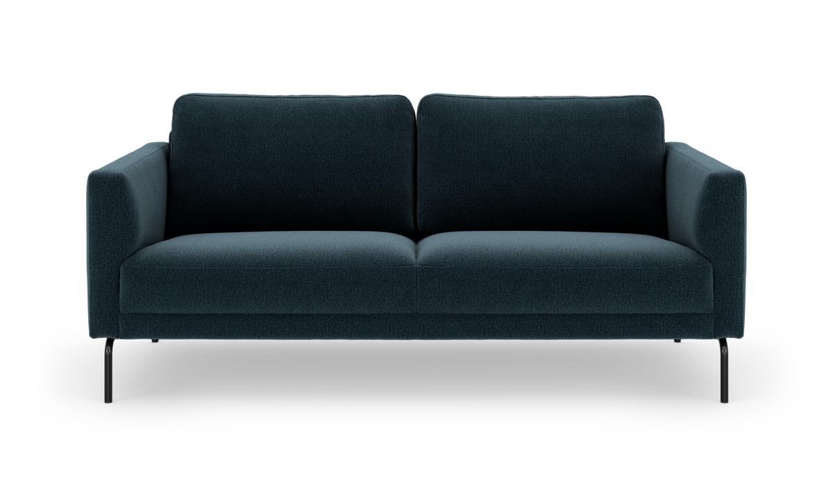 Mørkeblå moderne tresæders sofa med slanke sorte ben, fotograferet lige forfra på hvid frilægning.