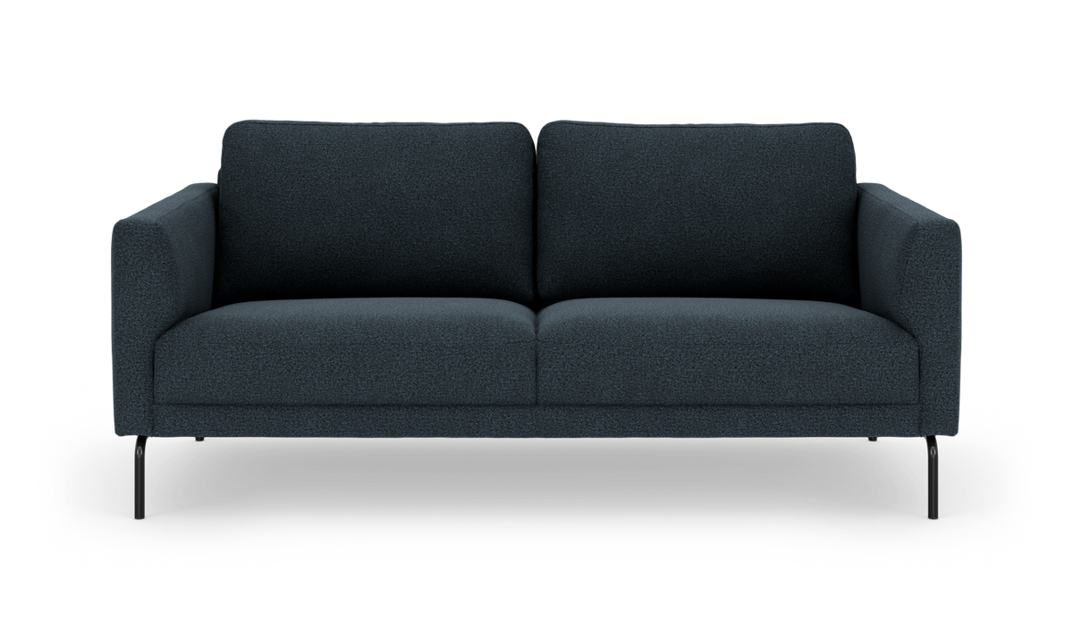 Mørkeblå moderne sofa med afrundede armlæn og slanke sorte ben, frilagt mod hvid baggrund.