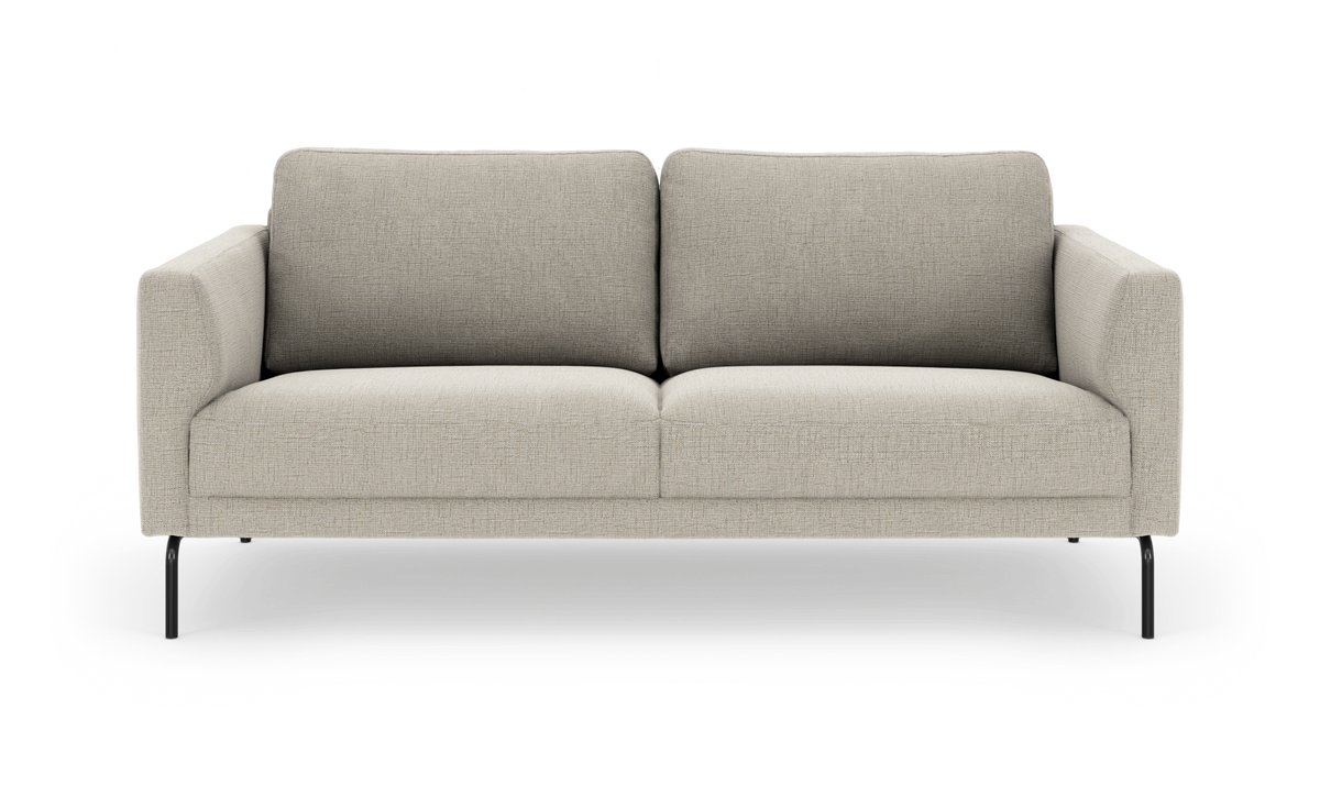 Beige 2-personers sofas i stof med sorte metalben, set forfra.