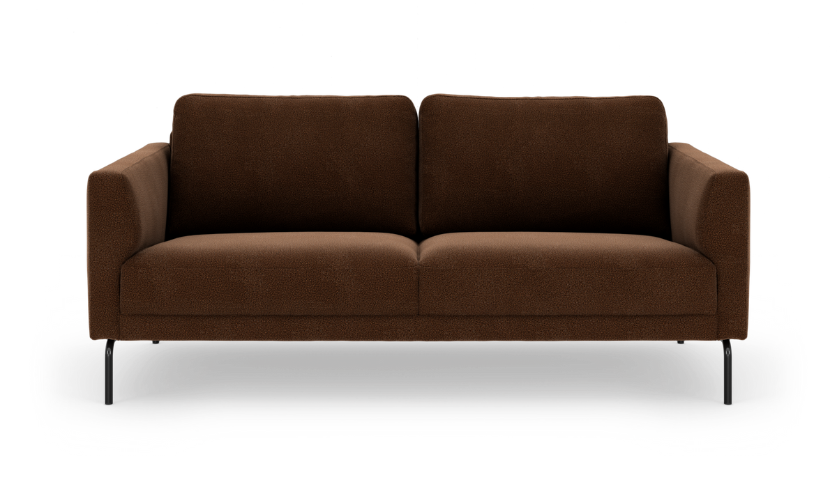 Brun sofa med to sædehynder og sorte ben på hvid baggrund.