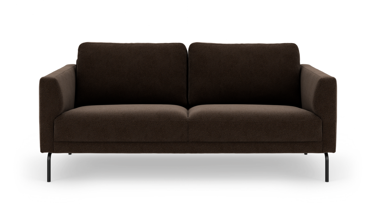 Mørkebrun sofa med to sædehynder og slanke sorte ben, frilagt mod hvid baggrund.
