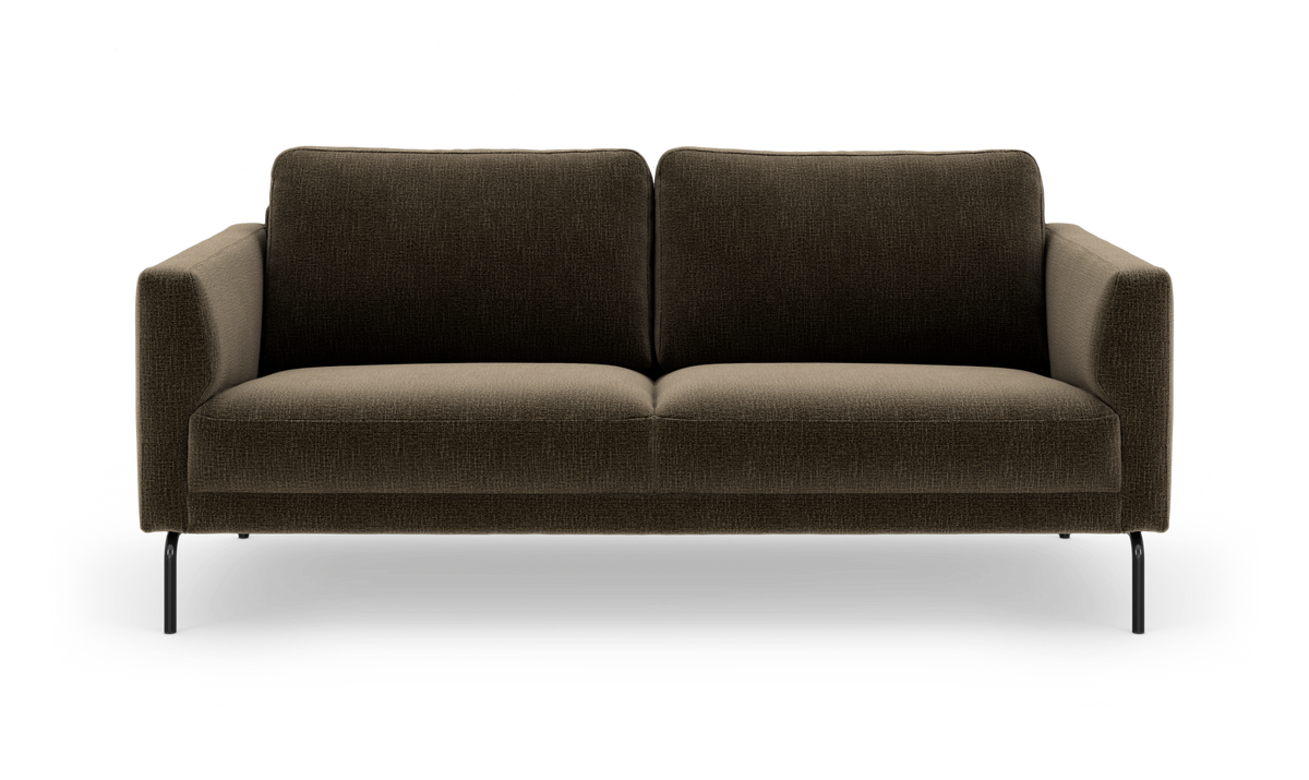 Brun moderne tresæders sofa med slanke sorte ben set forfra på hvid baggrund.