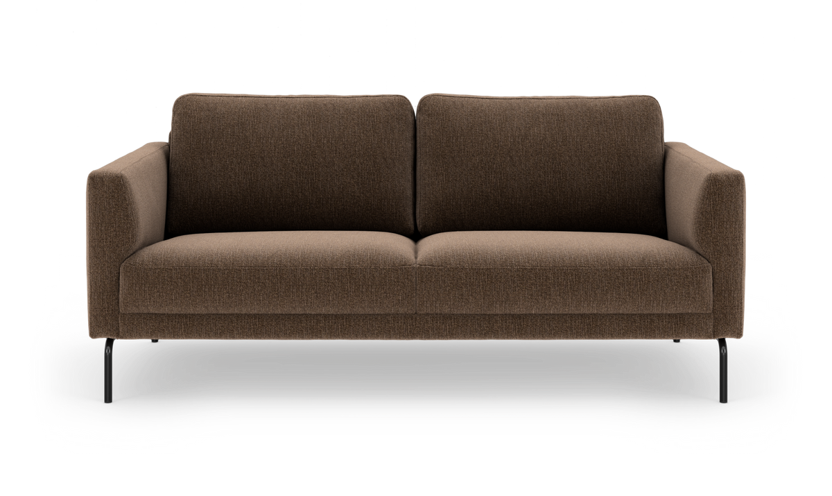 3-personers sofa i brun tekstil med slanke sorte ben, frilagt på hvid baggrund.