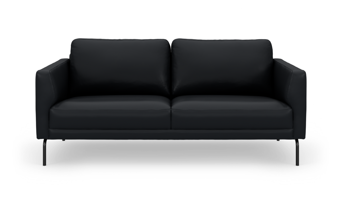 Sort 2-personers sofa med slanke metalben, frilagt på hvid baggrund.