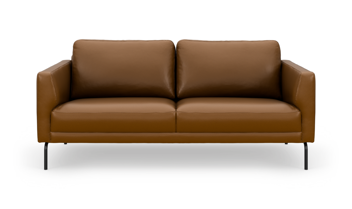 Brun lædersofa med to sædehynder og slanke sorte ben, set forfra på hvid baggrund.
