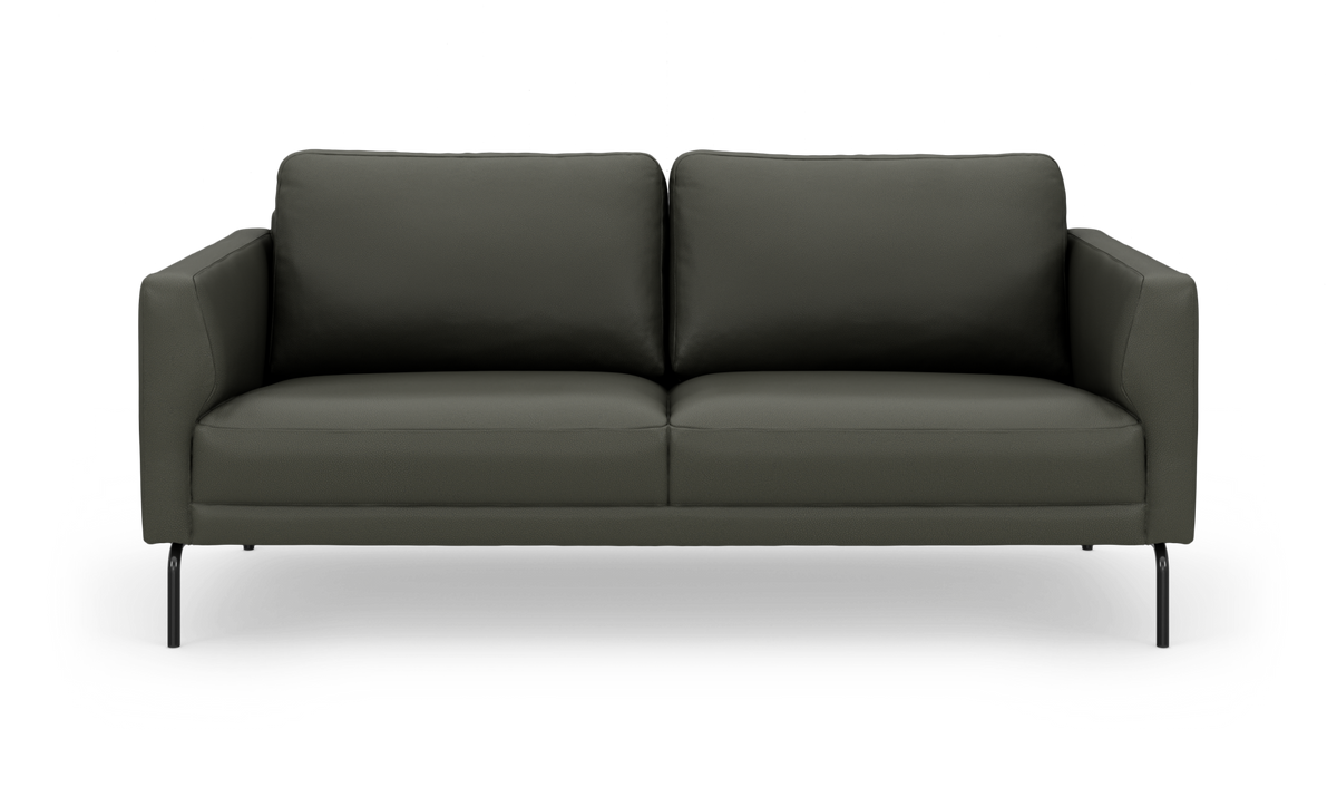 Mørkegrøn moderne 2‑personers sofa med slanke sorte ben, frontvisning på hvid baggrund.