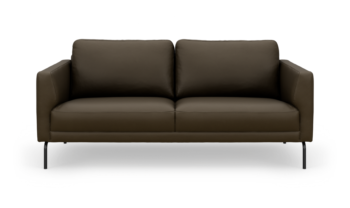 Mørkebrun moderne 2-personers sofa med slanke sorte ben, fritlagt på hvid baggrund.