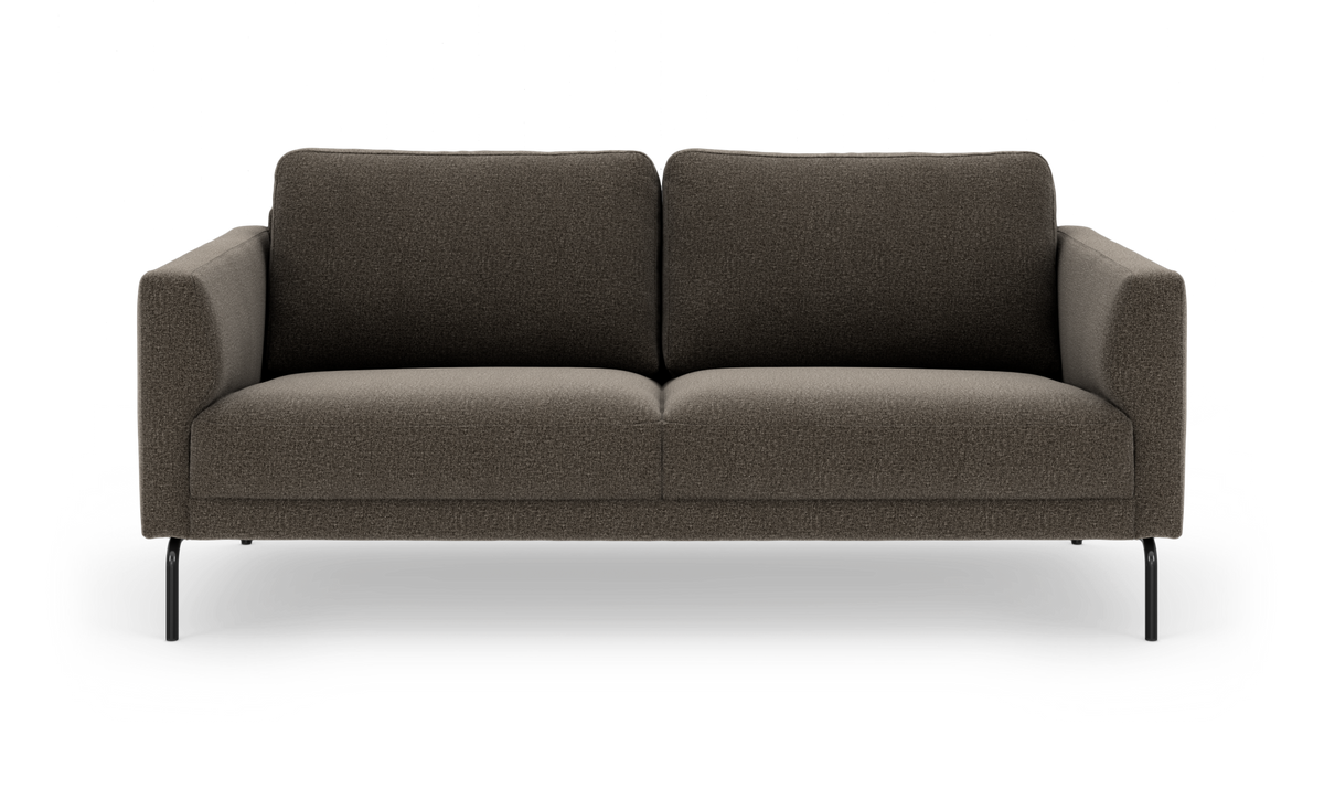 Mørkegrå 2-personers sofa i stof med slanke sorte metalben, frilagt på hvid baggrund.