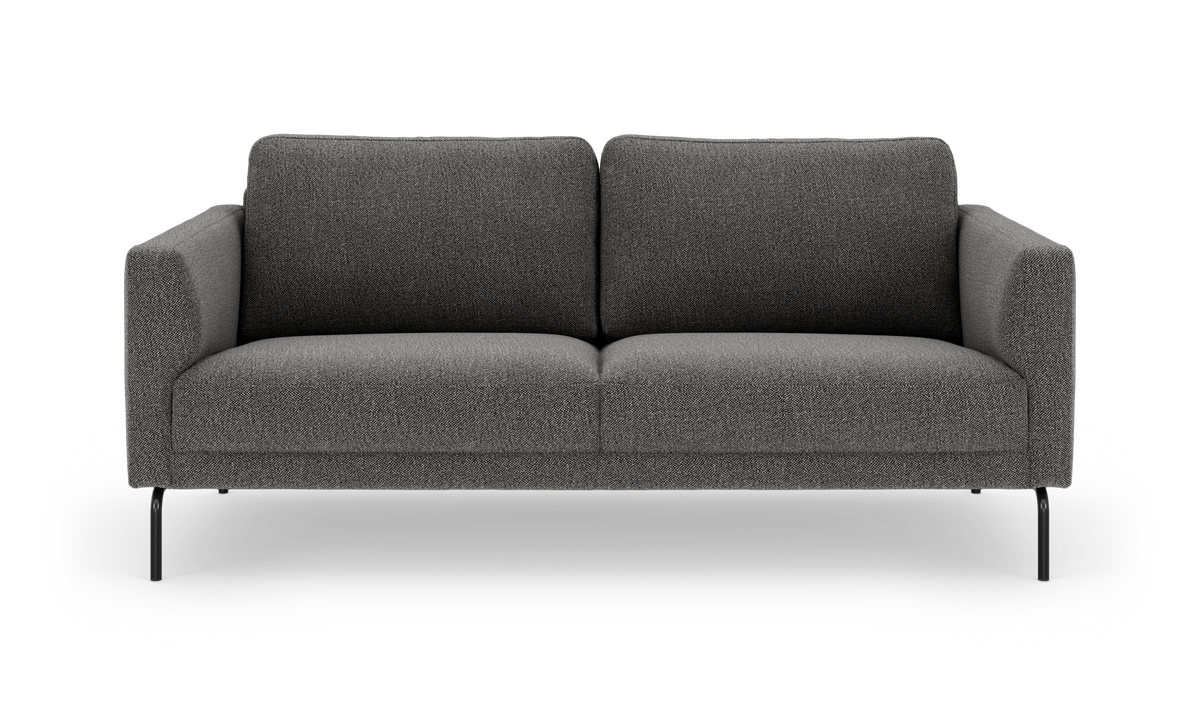 Mørkegrå 3-personers sofa med slanke sorte metalben, frontvisning, fritlagt på hvid baggrund.