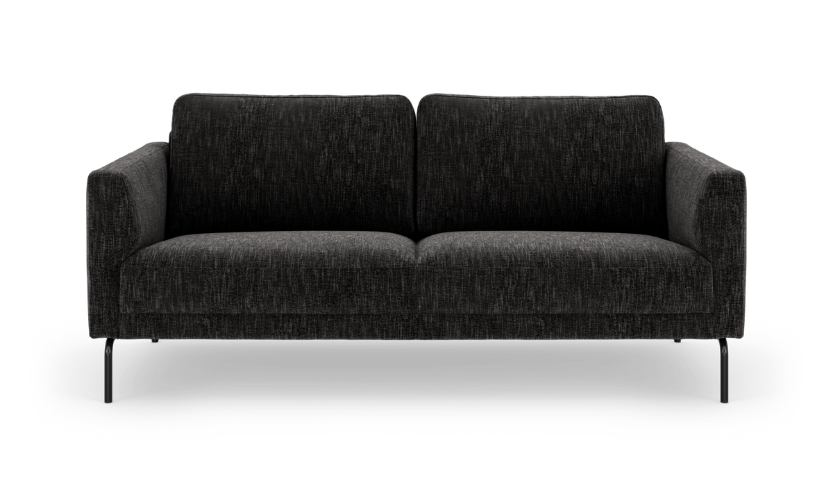 Mørkegrå/kulsort 2-personers sofa med slanke metalben, frontvisning, frilagt mod hvid baggrund.
