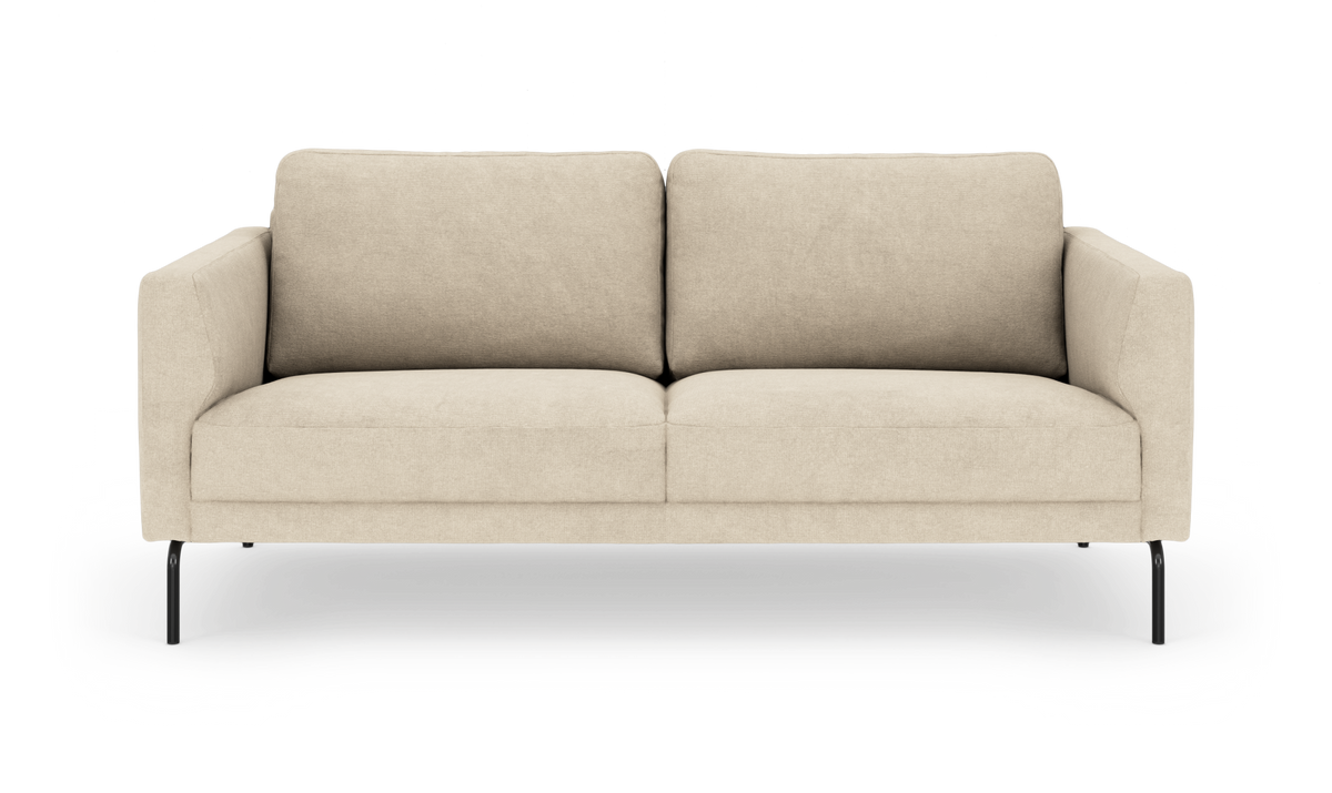 Beige 2-personers sofa med slanke sorte metalben, frontvisning.
