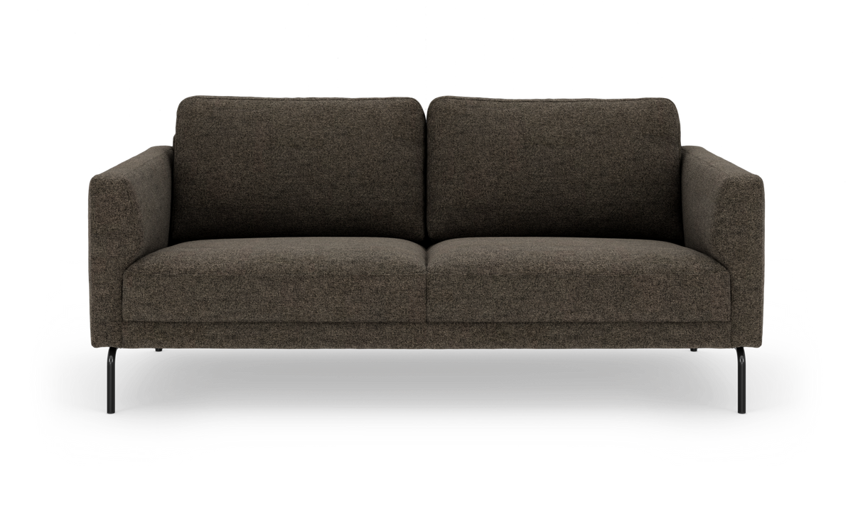Mørkebrun 2-personers sofa med afrundede armlæn og slanke sorte ben, set forfra.