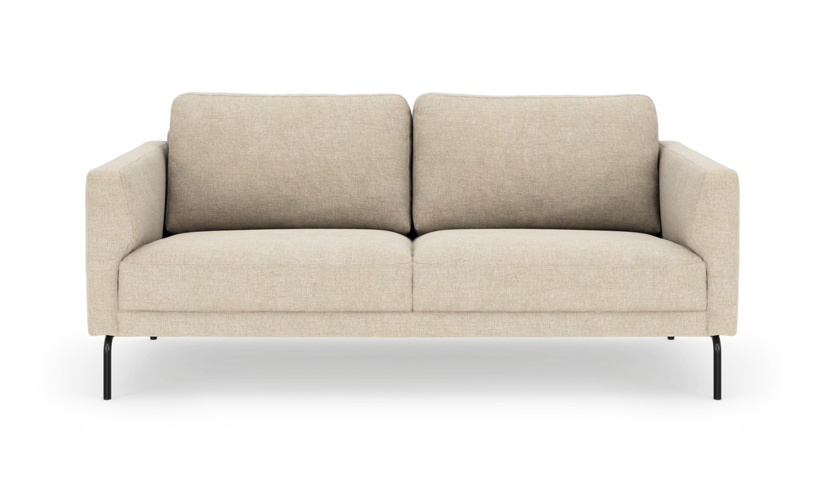 Beige 2-personers sofa med lige armlæn og slanke sorte ben, fritlagt på hvid baggrund.
