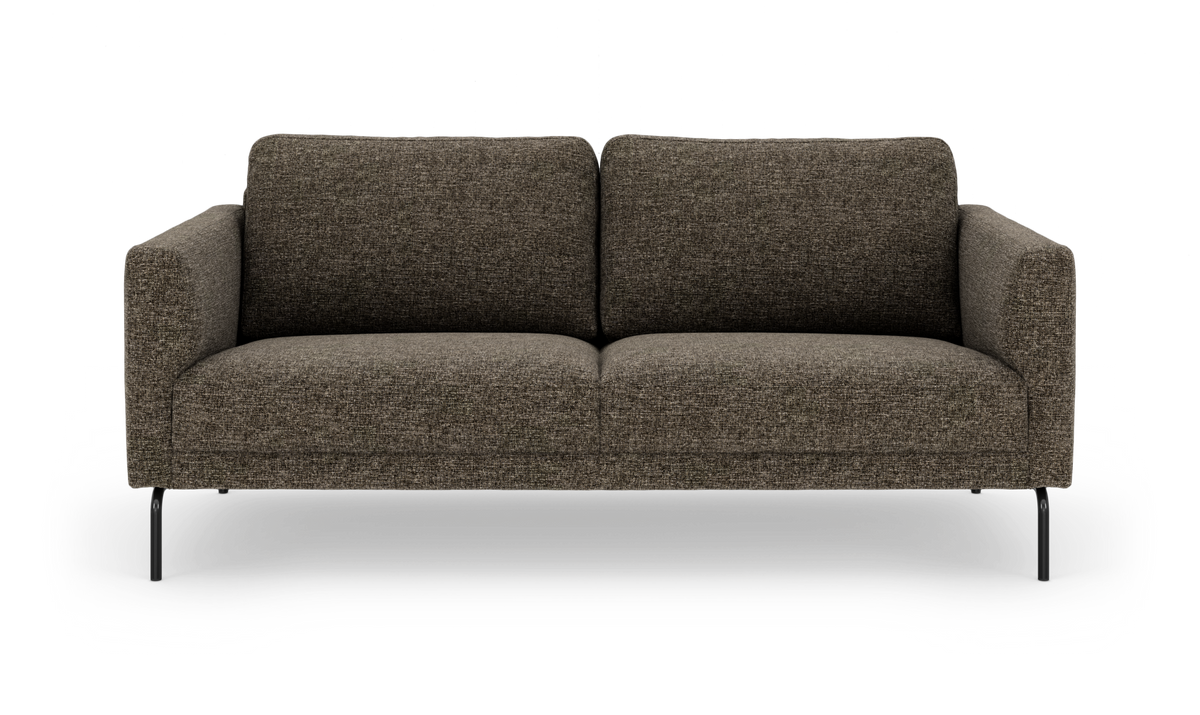 Brun 2-personers stofsofa med sorte metalben, frilagt på hvid baggrund.