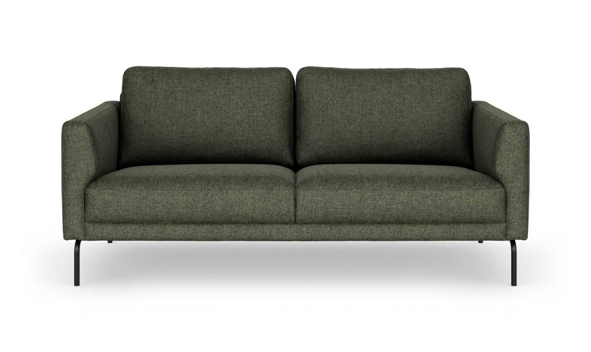 Mørkegrøn 3-personers sofa med slanke sorte ben i frontvisning, fritlagt på hvid baggrund.