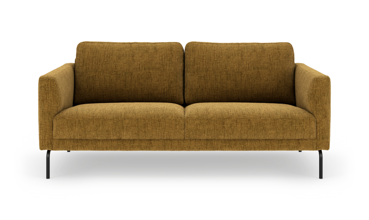 Sennepsgul 2-personers sofa i stof med slanke sorte ben, frontvisning på hvid baggrund.