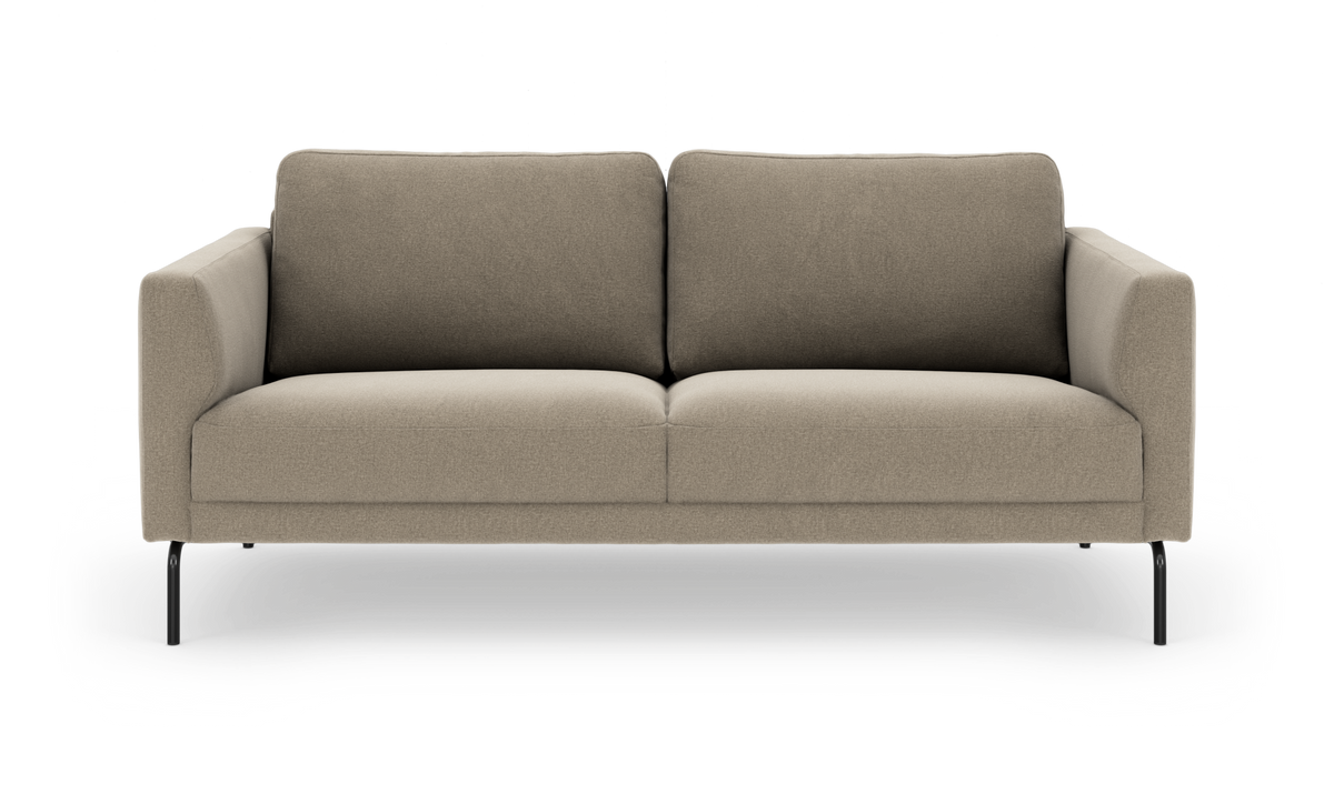 Beige 3-personers sofa med to store ryghynder og slanke sorte metalben, set forfra.