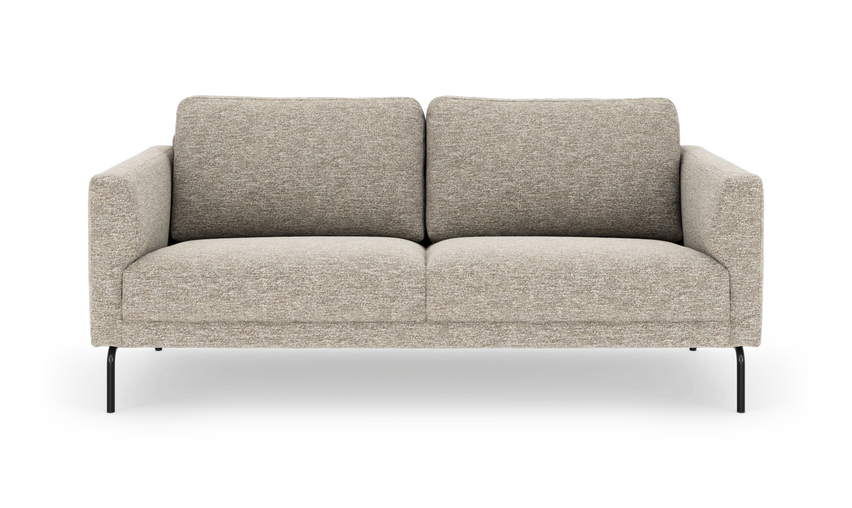 Beigefarvet 2-personers sofa i stof med slanke sorte metalben, frontview på hvid baggrund.