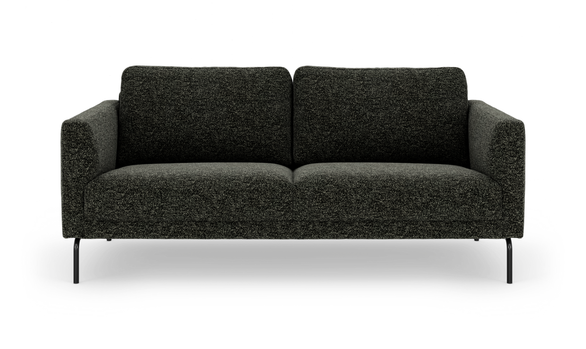 Mørkegrå sofa med to sædehynder, afrundede armlæn og slanke sorte ben, frilagt mod hvid baggrund.