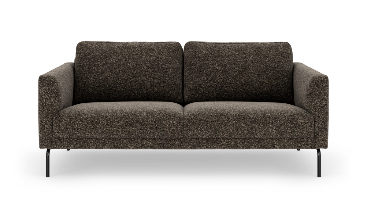 Mørkebrun 2-personers sofa med bløde hynder og slanke sorte ben, set lige forfra på hvid baggrund.