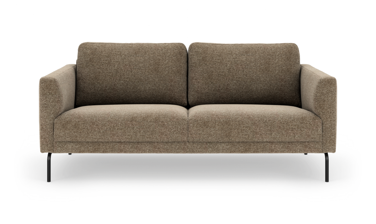 Brun 2-personers stofsofa med slanke sorte ben, frontvisning på hvid baggrund.