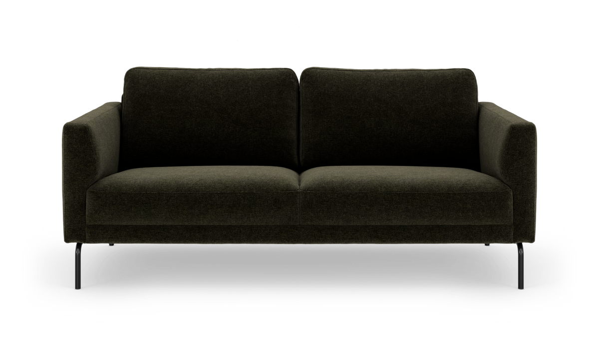 Mørkegrøn, moderne 3‑personers sofa med slanke sorte ben, fotograferet lige forfra på hvid baggrund.