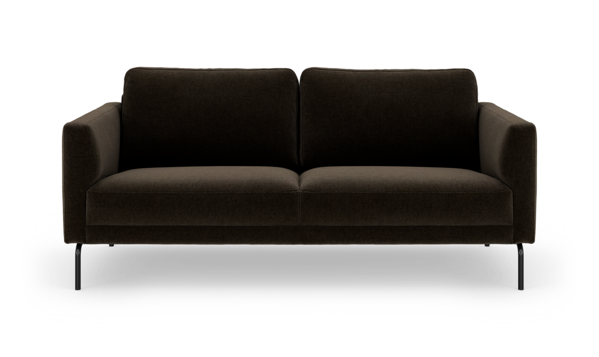 Mørkebrun 3-personers sofa med slanke sorte metalben, set forfra.