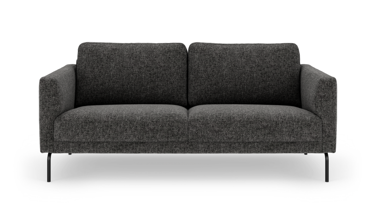 Mørkegrå sofa med to sædehynder og slanke sorte ben, set forfra på hvid baggrund.