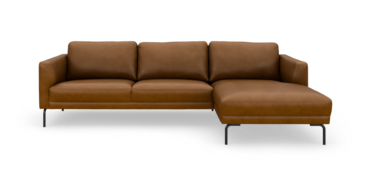 Brun lædersofa med chaiselong på højre side og slanke sorte ben.