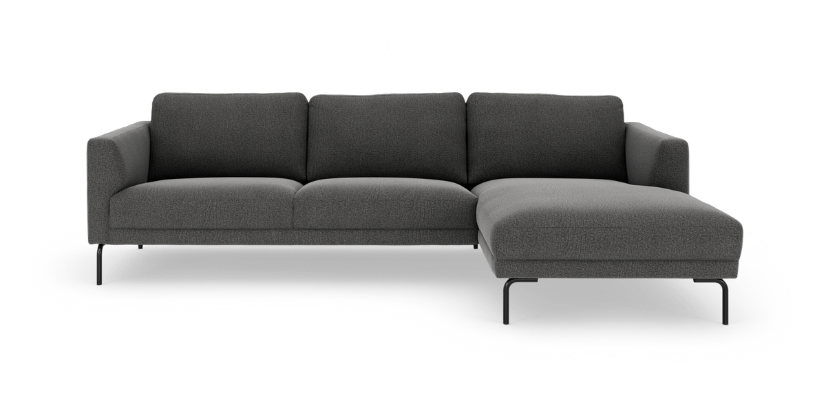 Mørkegrå modulsofa med højre chaiselong på hvid baggrund.